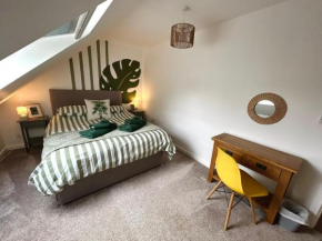 5 - Hedgehog Den, Large dog friendly garden with hottub